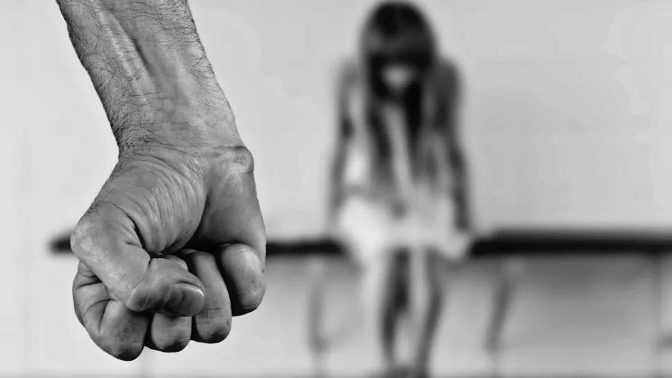 Bărbat din Piatra-Neamț, arestat după ce și-ar fi sechestrat și bătut soția două zile. Femeia a fugit într-un salon de machiaj