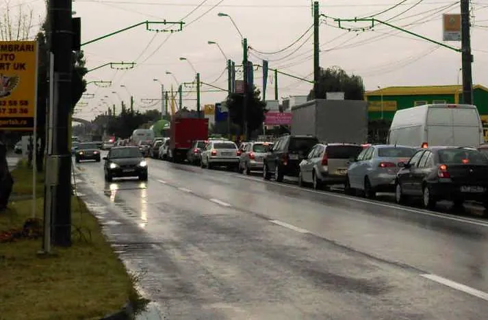 Accident cu trei mașini și două victime la ieșire din Piatra-Neamț