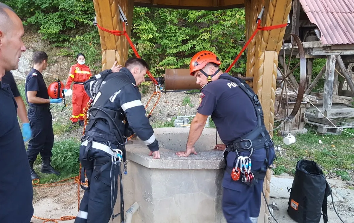 Mort după ce a căzut într-o fântână