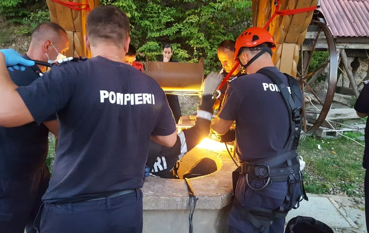 Femeie salvată după ce a căzut într-o fântână adâncă de 25 de metri