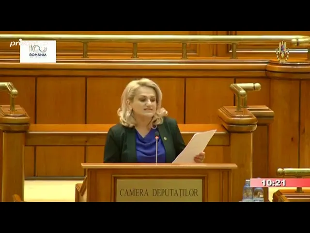 Duş în aer liber la o cişmea din oraş (VIDEO)