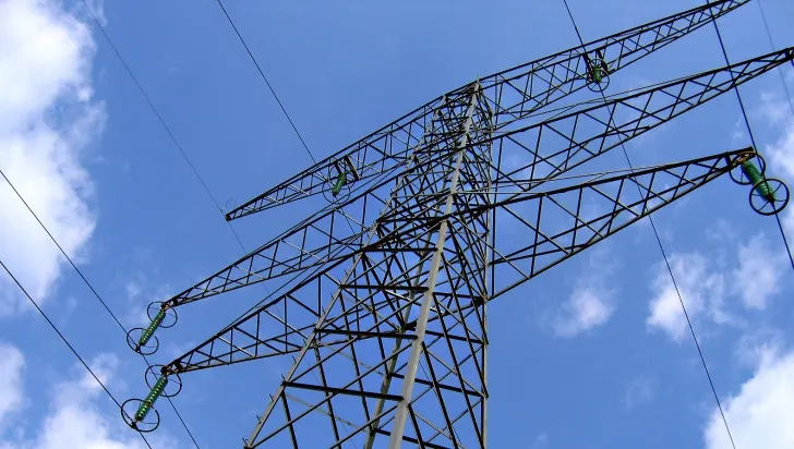 Mai multe localităţi au rămas fără curent electric din cauza vântului puternic