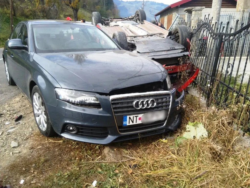 Accident rutier la Poiana Teiului. Un bărbat a ajuns la spital (FOTO)