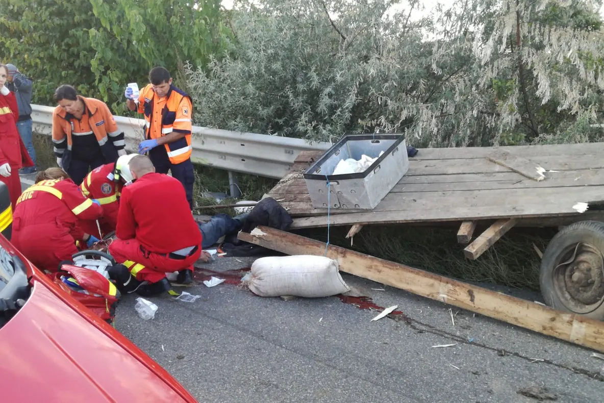 Accident mortal după ce un bărbat și o femeie s-au răsturnat cu căruța