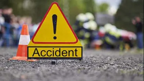 Două mașini s-au ciocnit și un pieton a ajuns la spital