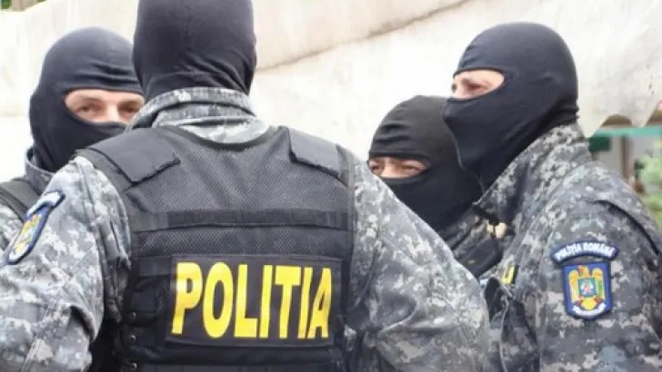 Opt percheziții, trei bărbați reținuți