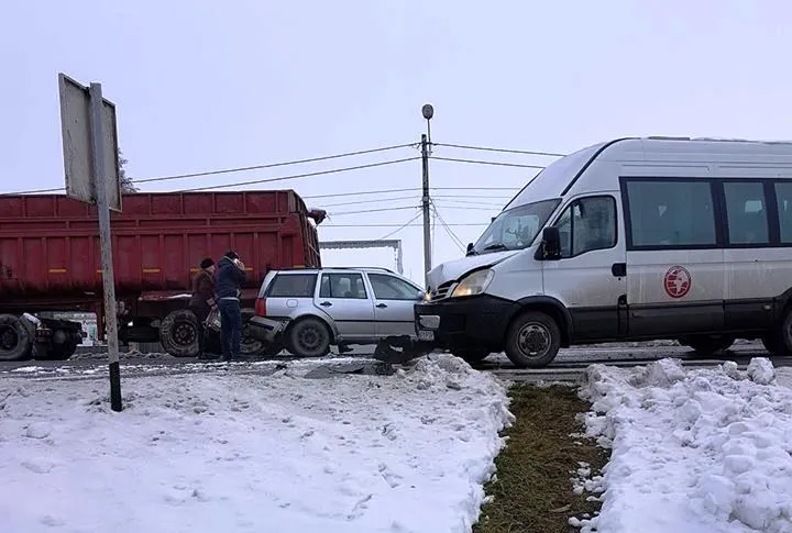 Doi minori răniți într-un accident rutier produs de șoferul unui microbuz