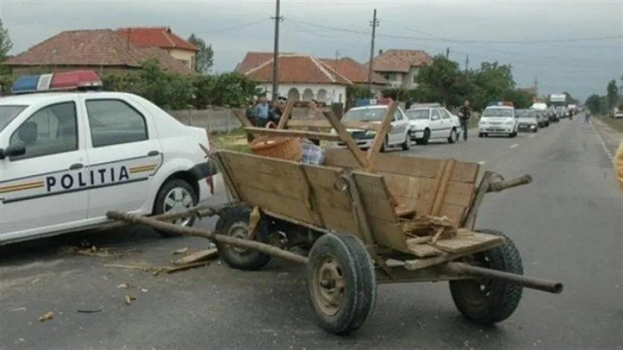 Accident produs de un căruțaș. Șoferul mașinii a fost reținut pentru că era beat și nu avea permis