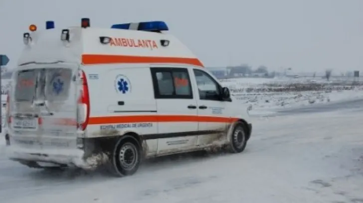 Două mașini răsturnate după ce șoferii nu au adaptat viteza la condițiile de drum