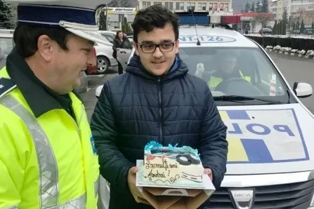 De ziua lui, un tânăr a patrulat împreună cu poliţiştii rutieri (FOTO)