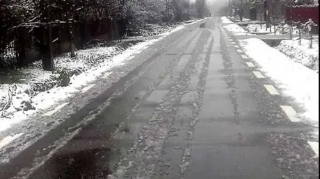 Risc de formare polei pe carosabil în județul Neamț