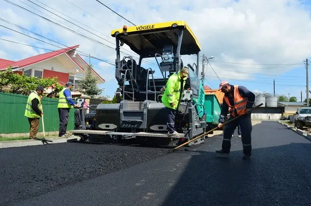Toamna se numără metri pătrați de covor asfaltic, aproximativ 100.000, în Piatra-Neamț