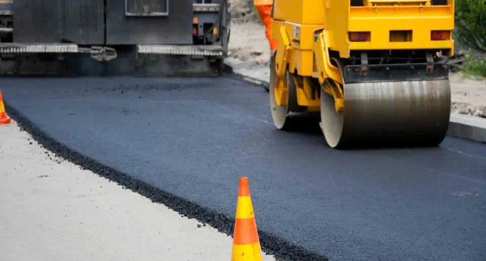Lucrările de asfaltarea a străzilor din Roman vor fi realizate de firma Danlin XXL