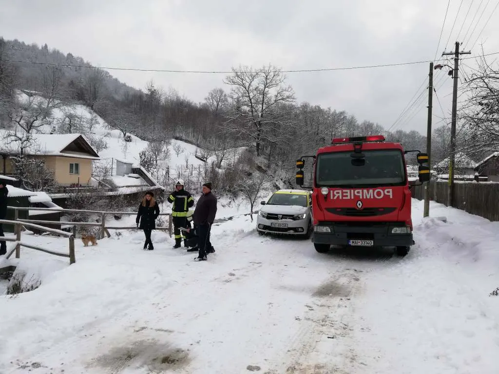 Bătrân la spital după o explozie la locuința acestuia (FOTO)