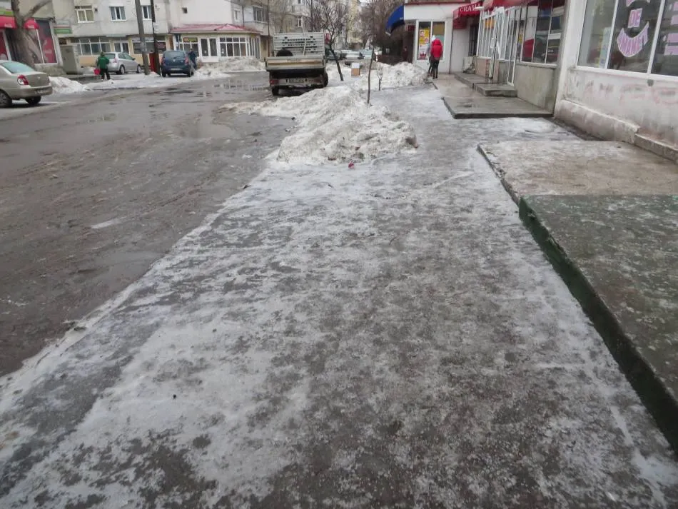 Atenție pietoni! Patinoare pe trotuare