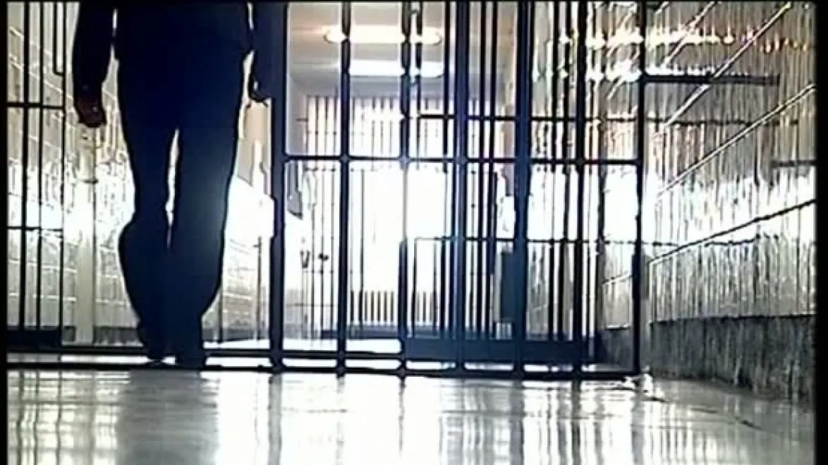 Doi bărbați din Roman încarcerați pentru furt și tâlhărie
