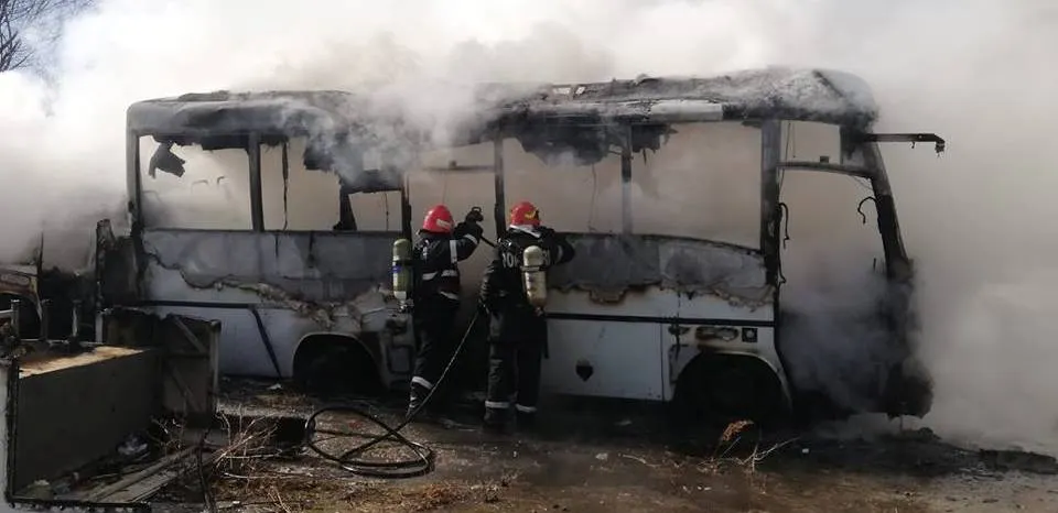 Incendiu la două autobuze dezafectate în Piatra-Neamț (FOTO)