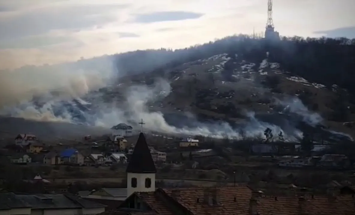 Incendiu pe dealul Pietricica din Piatra-Neamț (FOTO-VIDEO)