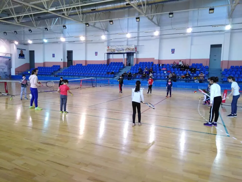 30 de copii s-au prezentat la preselecții la CSM Roman, secția tenis