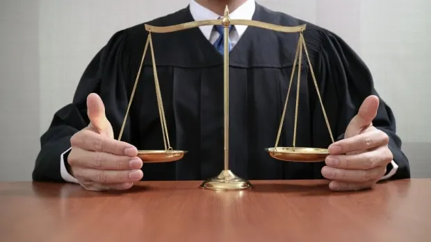 Protest cu banderole albe la Judecătoria Piatra-Neamț în această săptămână