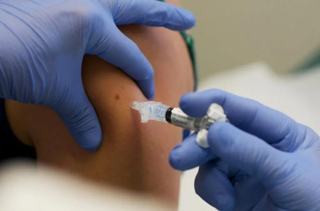În cabinetele medicilor de familie și la nivelul DSP Neamț nu mai sunt în stoc doze de vaccin gripal
