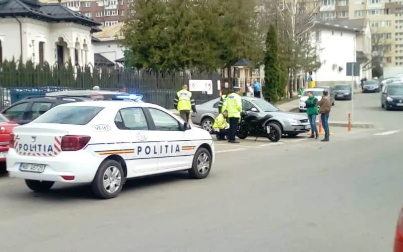 Accident în Piatra-Neamț. Un motociclist a ajuns la spital (FOTO)
