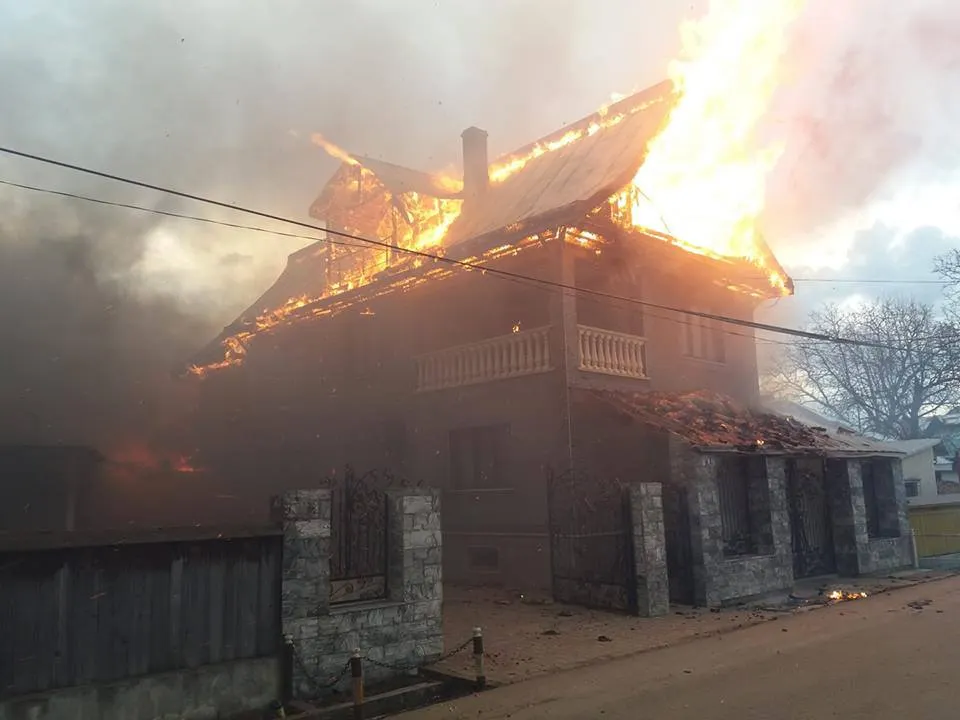 Două gospodării au fost afectate de un incendiu violent (FOTO)