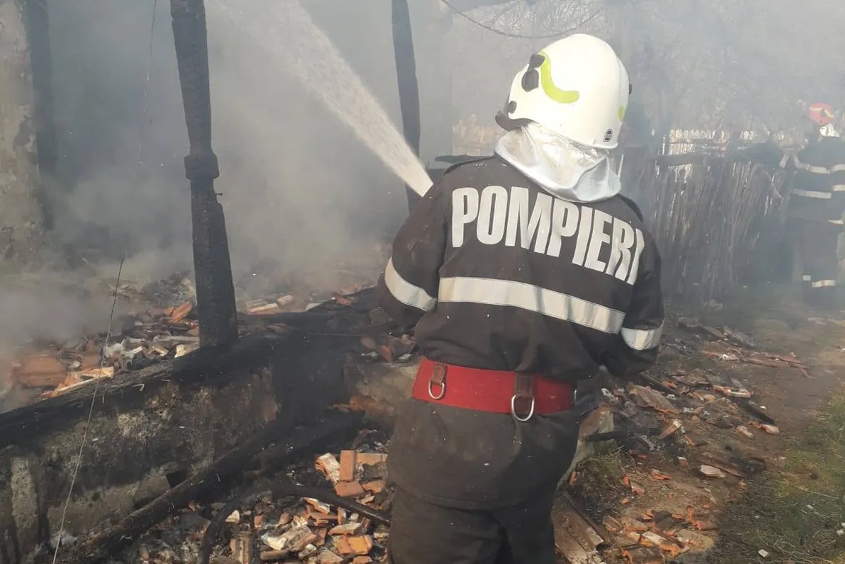Incendiu stins de pompieri în Roman. Două persoane, evacuate