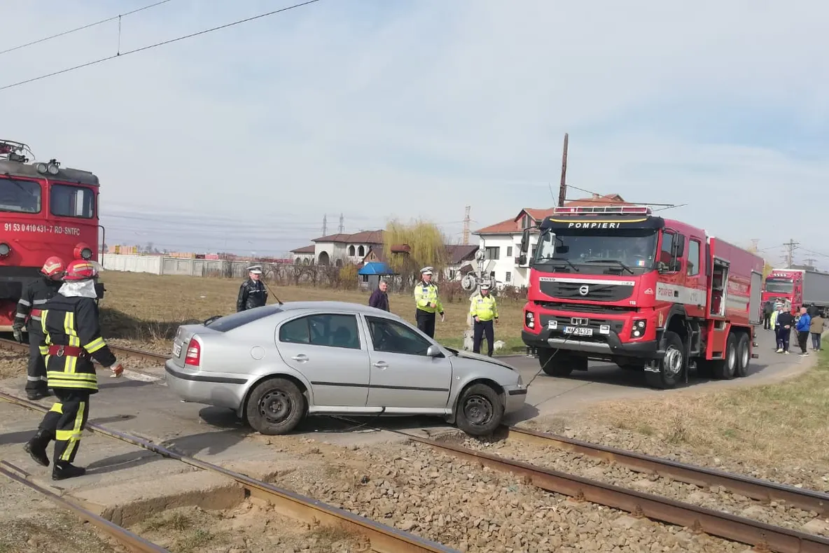 Un autoturism s-a defectat pe calea ferată și a fost lovit de un tren (FOTO)