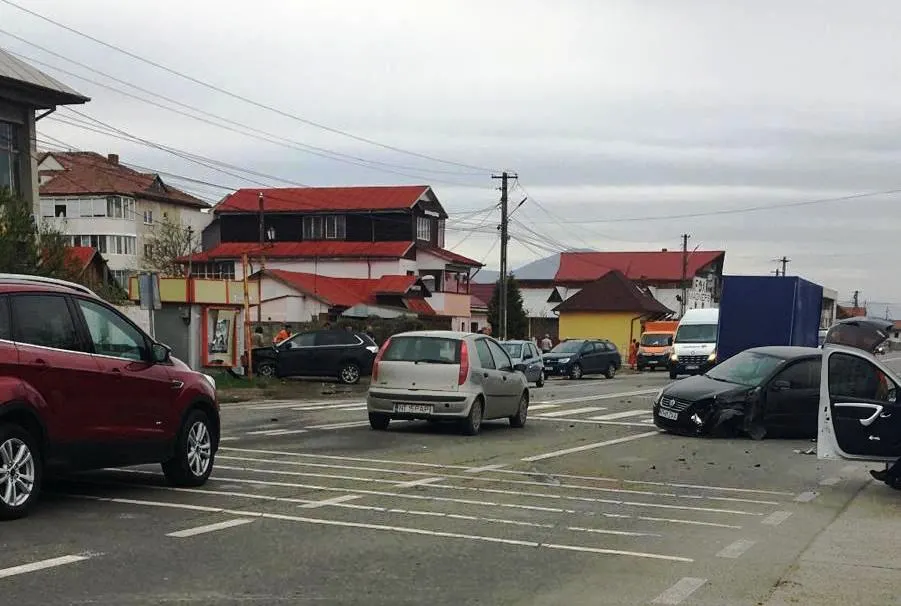 Doi răniți după un accident rutier la Săvinești (FOTO)