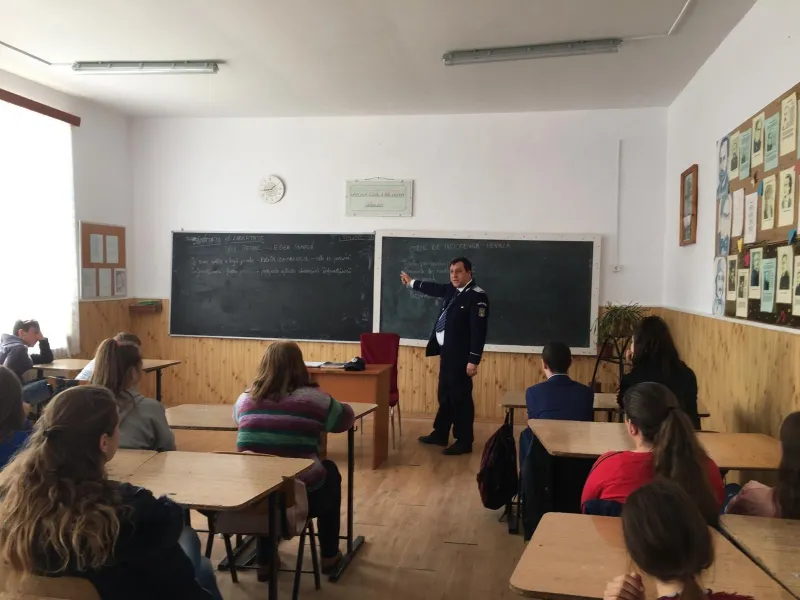 Oră de dirigenție cu polițiști la catedră (FOTO)