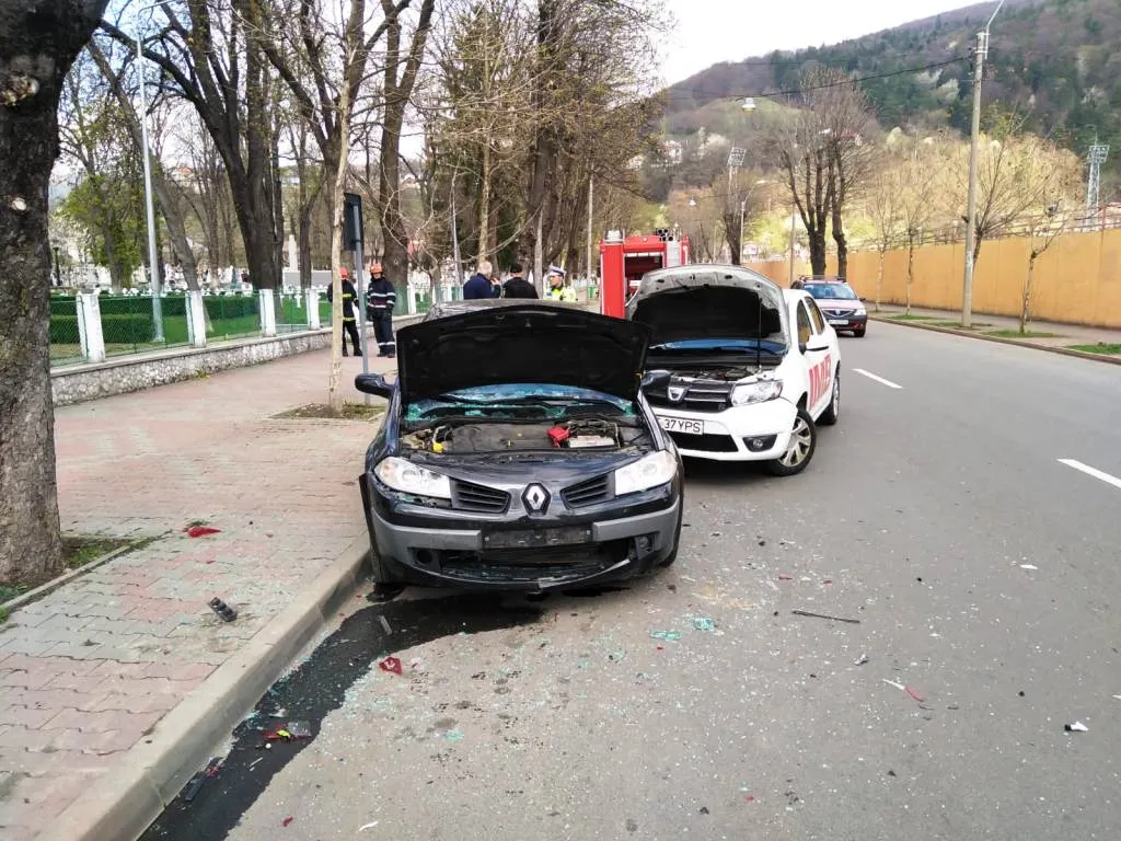 Șofer neatent, trei mașini „boțite” (FOTO)