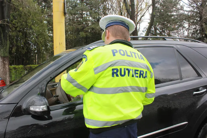 Șofer beat și fără permis, prins la volanul unei mașini cu numere false