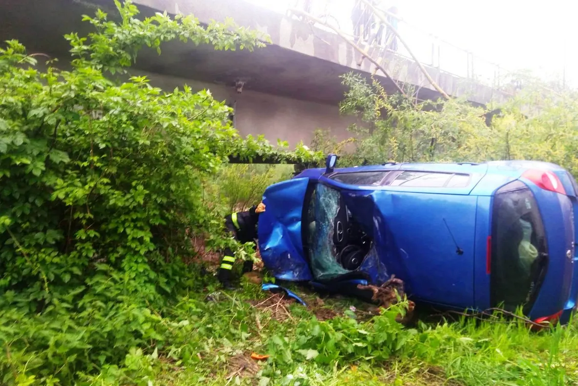 Mașină răsturnată în albia unui râu. Șoferul a ajuns la spital (FOTO)