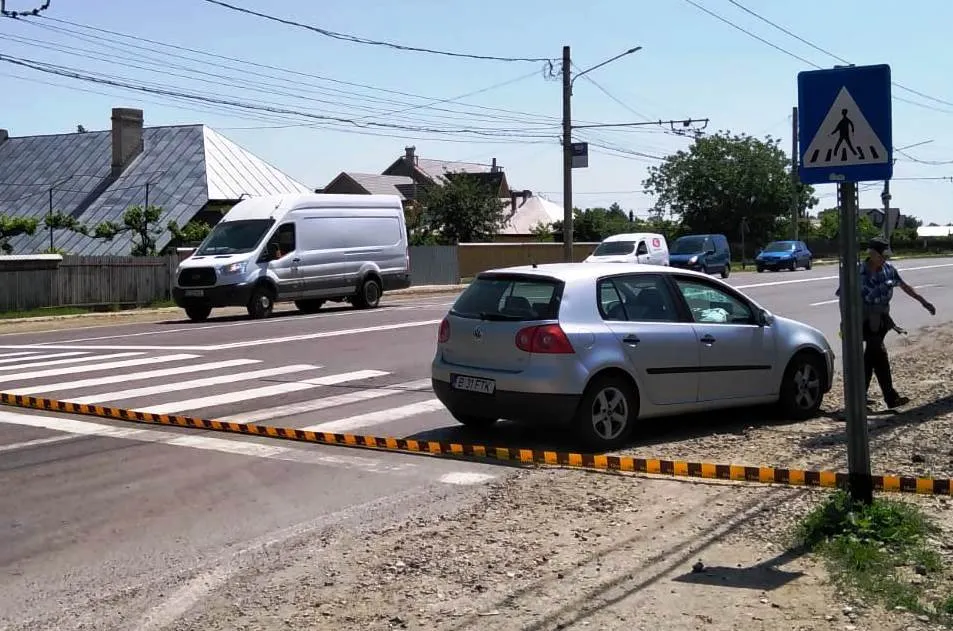 Accident la Dumbrava Roșie. O femeie însărcinată şi un copil au ajuns la spital (FOTO)