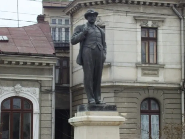 O statuie a lui Caragiale, în mărime naturală, va fi amplasată în Piatra-Neamț