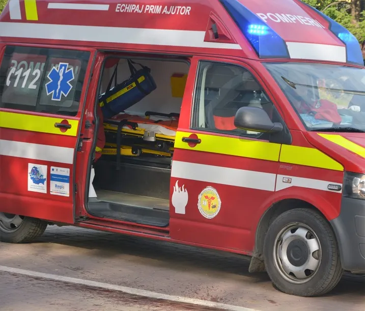 Mașină zdrobită de un camion în Iași. O persoană a murit, alta e inconștientă
