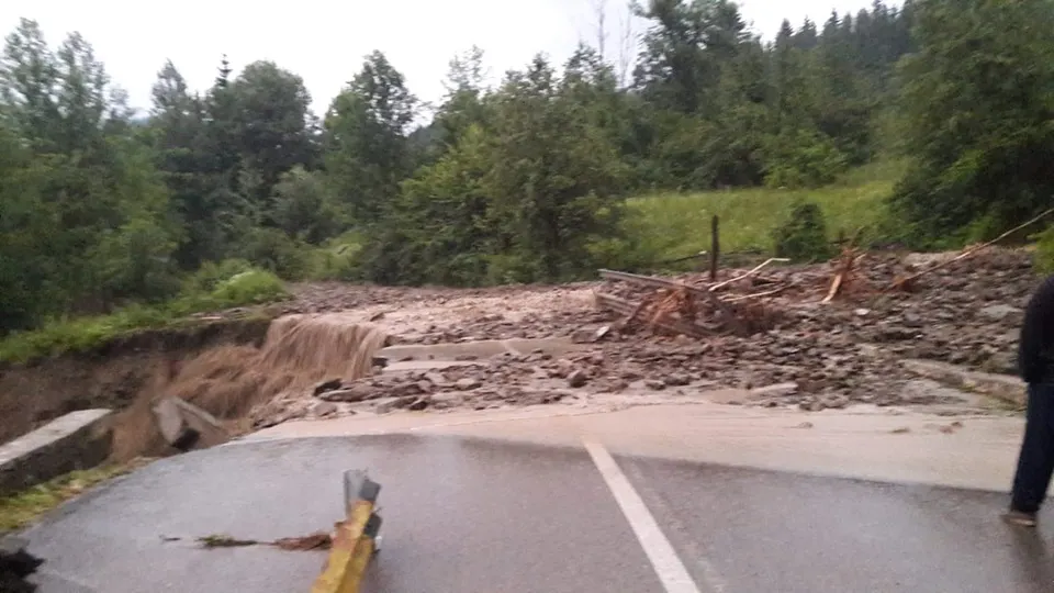 DN 15, distrus de aluviuni (FOTO)