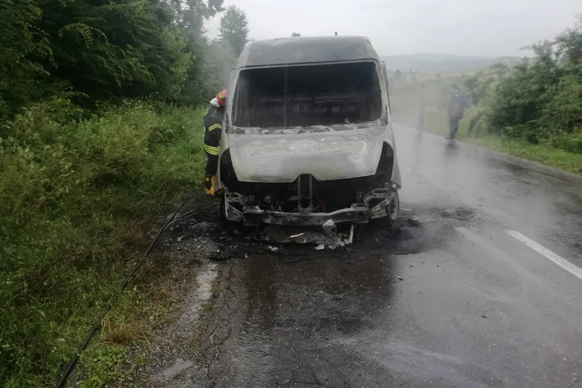 Două mașini au luat foc în aceeași zi