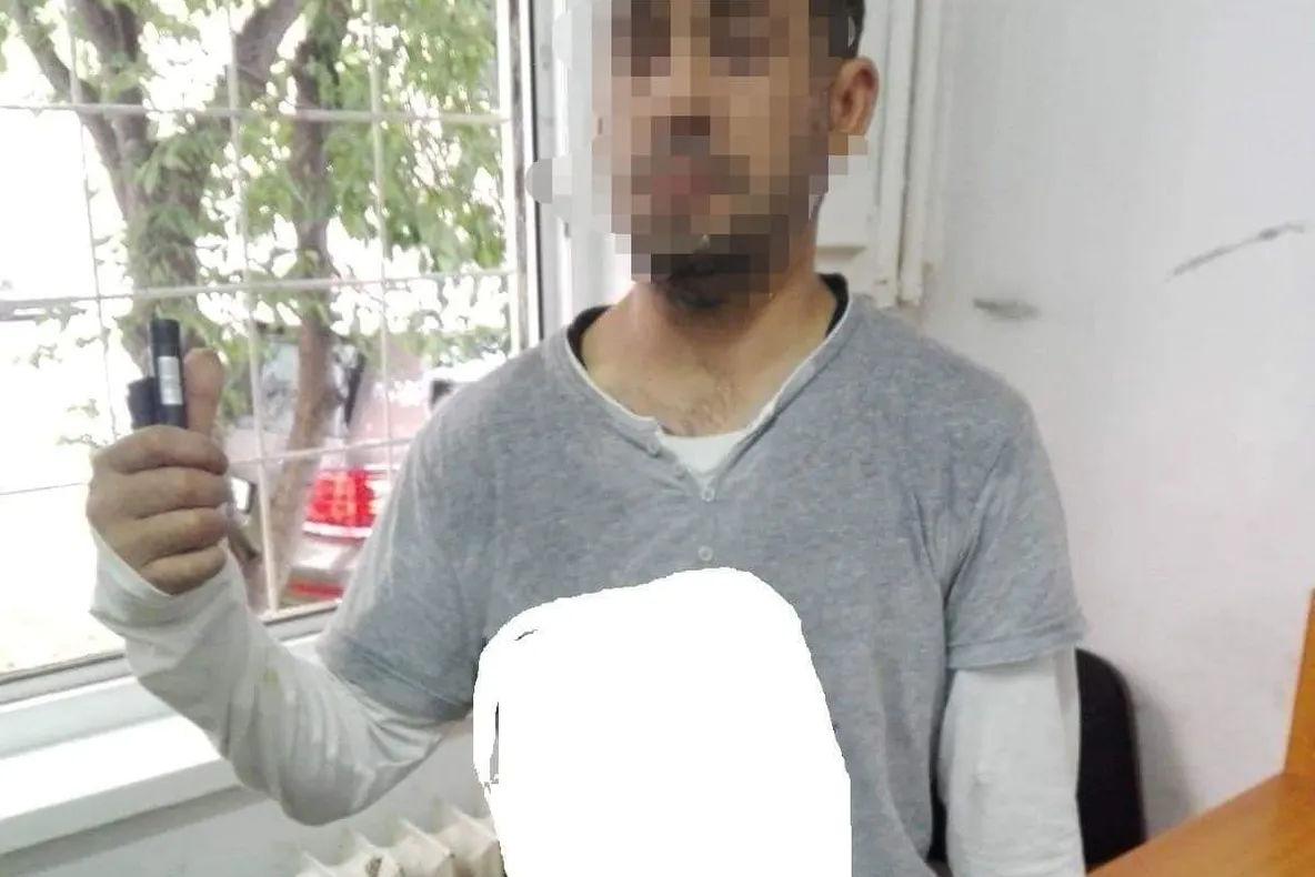 Bărbatul care a vandalizat pereții mai multor clădiri din Piatra-Neamț, dus la psihiatrie