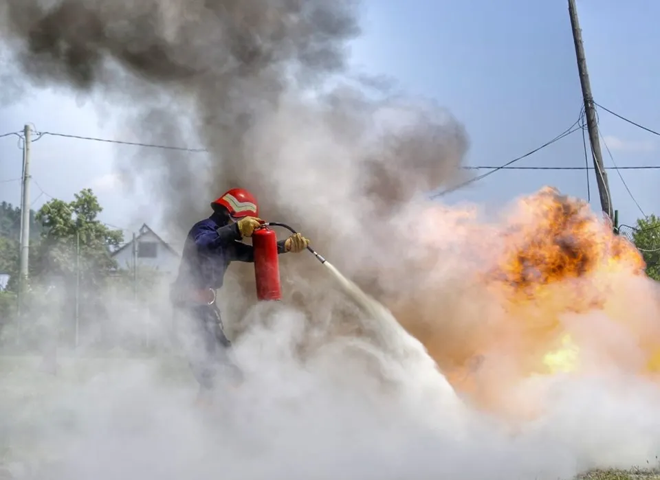 A dat foc la gunoi, dar a ajuns să-și distrugă magazia