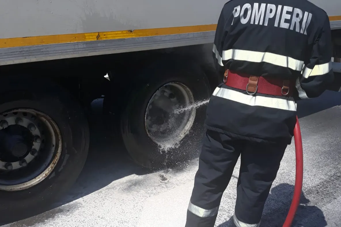 Incendiu izbucnit la roata unei remorci de TIR, lichidat de pompieri