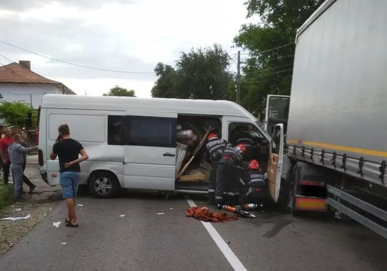 Accident cu 5 victime, între care 2 încarcerate (FOTO)