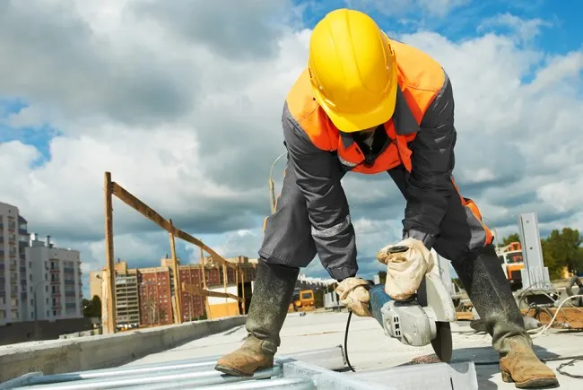 33 de persoane care munceau la negru în construcții, depistate de inspectorii muncii