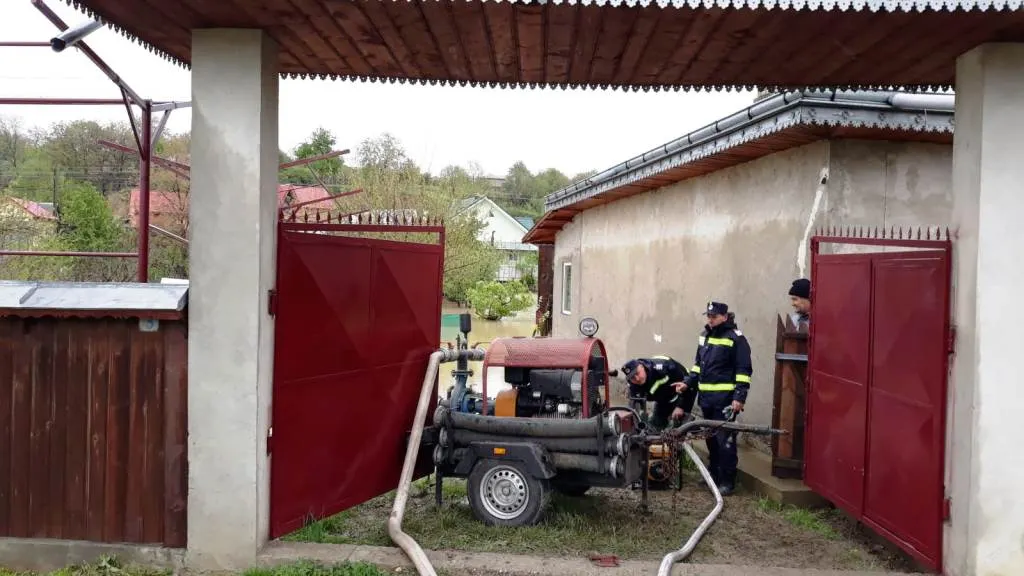 Pompierii nemțeni au continuat misiunile în localitățile afectate de ploi