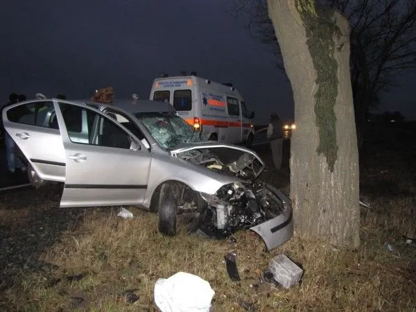 A adormit la volan și a intrat cu mașina într-un copac
