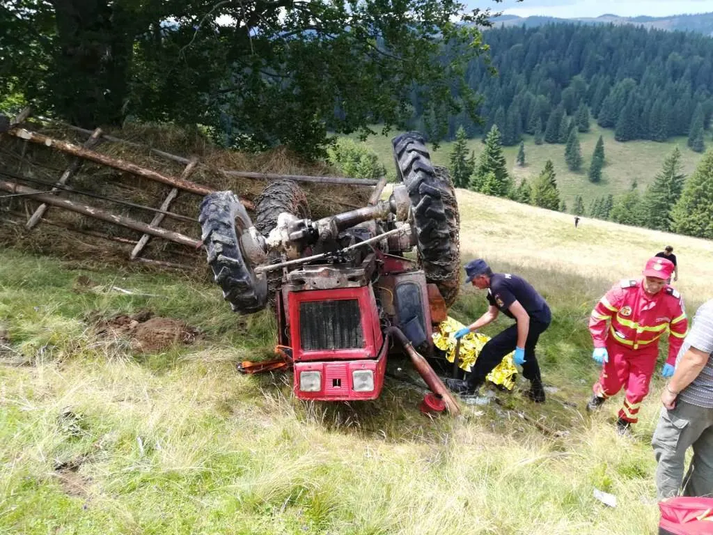 Beat la volanul unui tractor. S-a răsturnat și a rămas prins sub utilaj