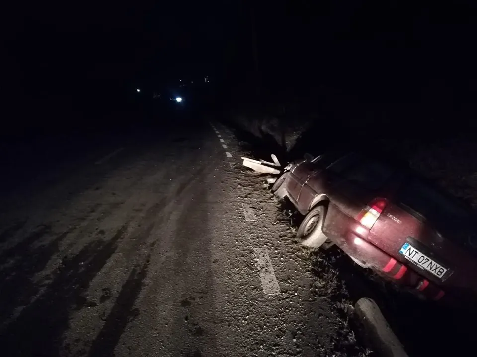 A intrat cu mașina într-un pod (FOTO)