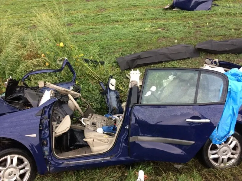 Impact între o motocicletă și un autoturism, trei răniți (FOTO)