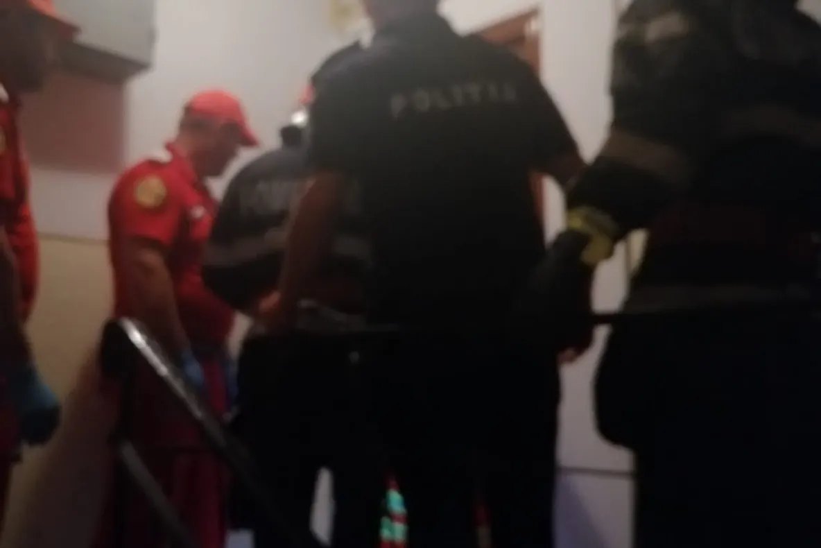Persoane blocate în apartamente, salvate de pompieri